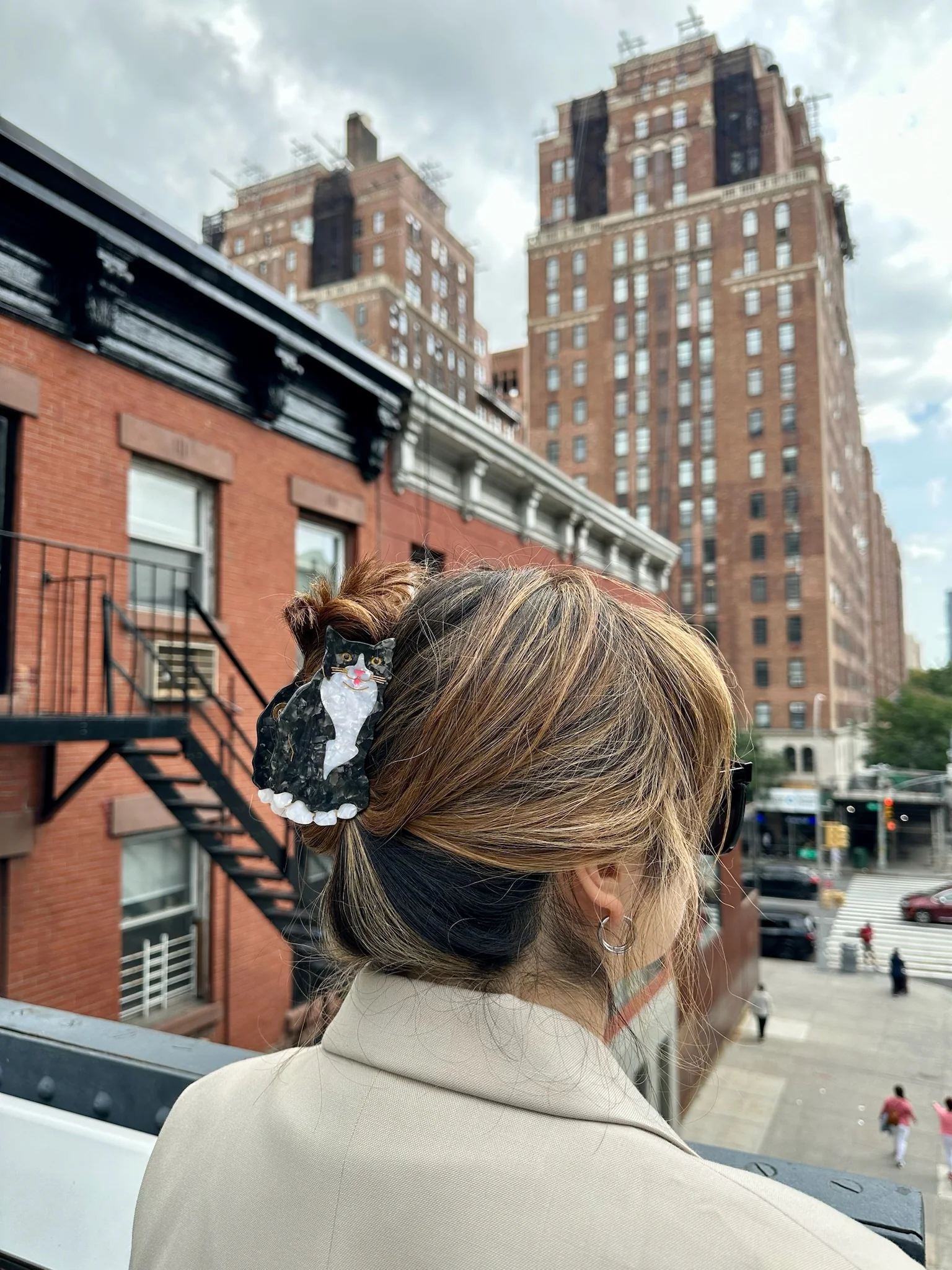 Hand-painted Tuxedo Cat Claw Hair Clip | Eco-Friendly - Image 3
